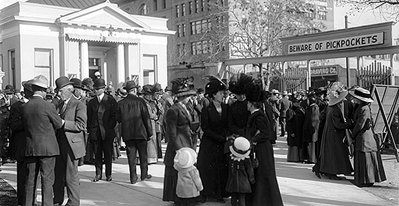 Crowds gather for general conference in April of 1911. Note the sign above the entrance to Temple Square, “Beware of Pickpockets.” The old Deseret News building is seen across the street.  Photo courtesy of Deseret News Archives.