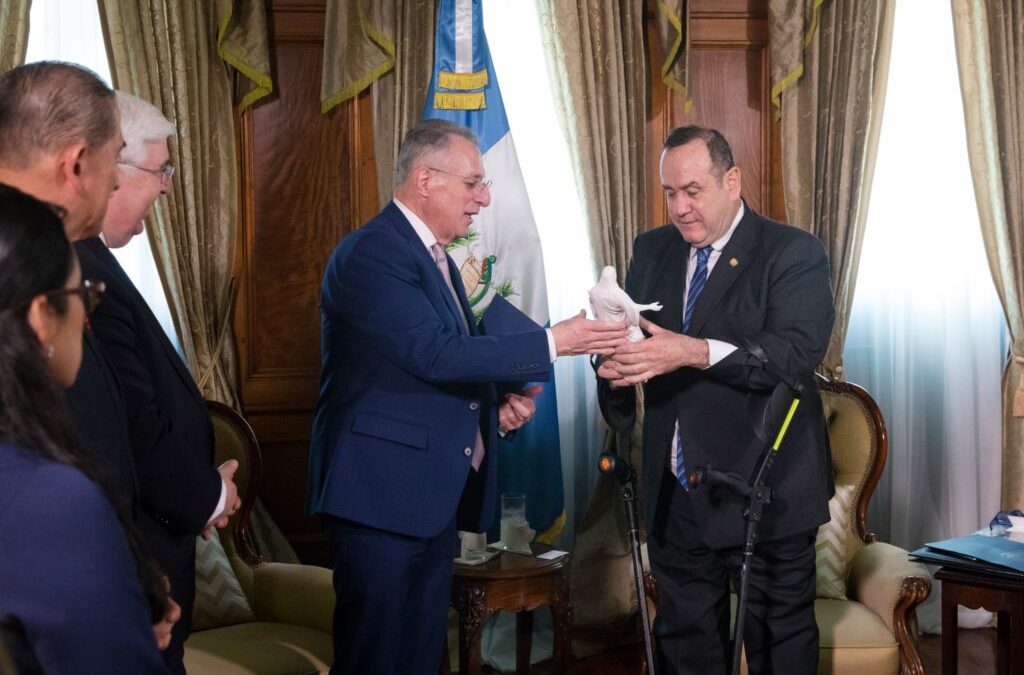 El Élder Ulisses Soares de La Iglesia de Jesucristo se Reúne con Alejandro Giammattei, Presidente de Guatemala